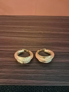 Vintage~ KENNETH JAY LANE~ Signed KJL ~ HAMMERED LOOP Gold Tone Earrings Clip-on - Picture 1 of 5