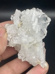 398 Carats Clear Quartz Cluster Specimen. - Picture 1 of 17