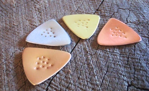 bolsa de 4 púas de guitarra metálicas antideslizantes - jugables - triangulares - Imagen 1 de 5