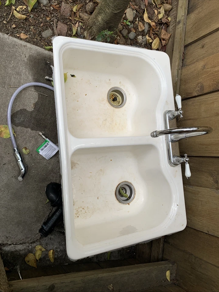 Fregadero de cocina de hierro fundido Kohler doble cuenco blanco 33” Foto 1 de 1