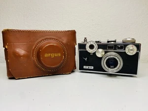 VINTAGE 1940's ARGUS C3 CAMERA RANGEFINDER 35mm CINTAR 50mm F/3.5 LENS UNTESTED - Picture 1 of 20