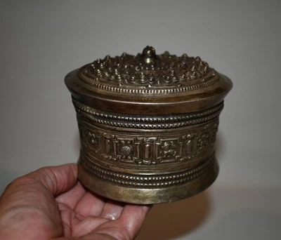 Antigua caja de tuercas de betel de plata reposada Shan Birmana de Myanmar Foto 1 de 4