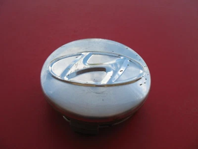 HYUNDAI AZERA SANTA FE (1) WHEEL RIM HUB CAP HUBCAP CENTER COVER PLUG USED #5318 - Image 1 of 3