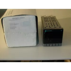 PRECISION TEMPERATURE CONTROLLER EUROTHERM 902S - Picture 1 of 2