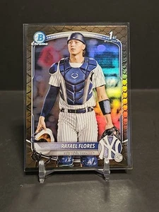 2025 Bowman Chrome Rafael Flores #BCP-34 1° rifrattore rettiliano-YANKEES - Foto 1 di 2