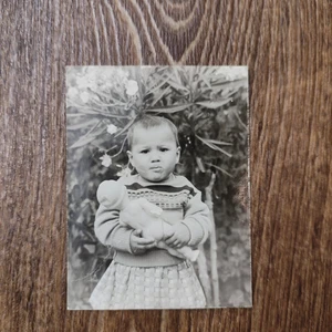 VINTAGE PHOTO - YOUNG GIRL WITH DOLL - Picture 1 of 2