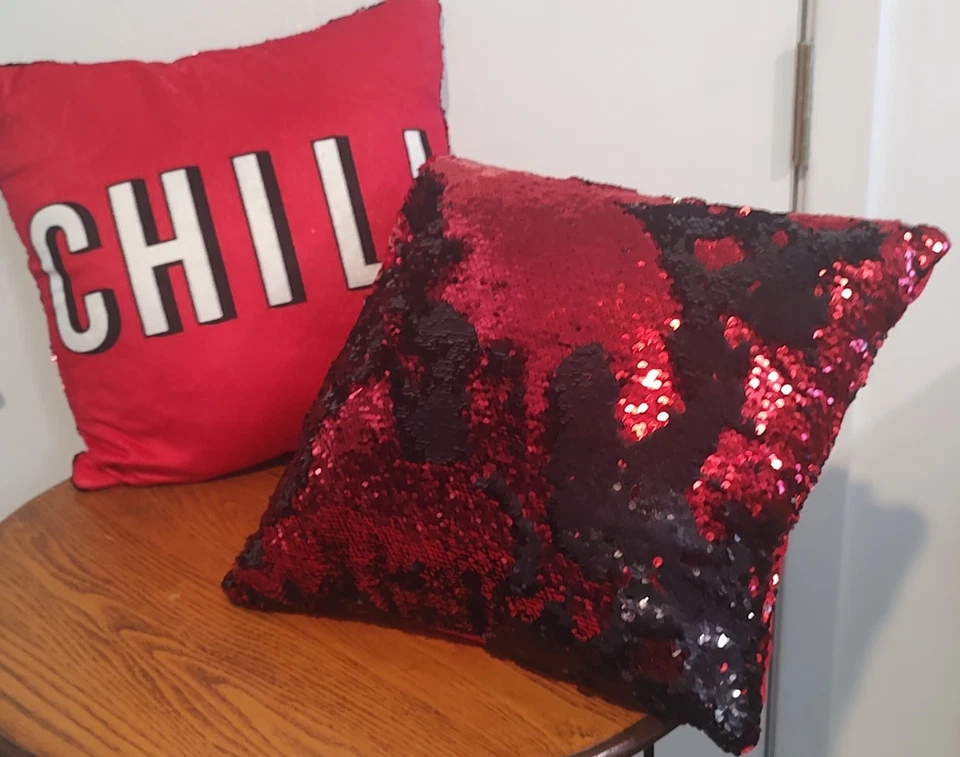 💋💕Mainstays (par) 2 almohadas reversibles de lentejuelas brillantes rojas, negras y frías 16" Foto 1 de 4