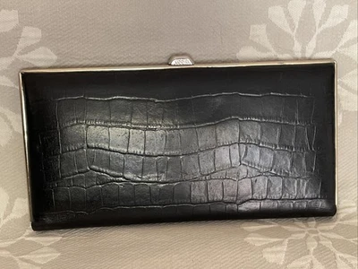 Cartera sin asas delgada Quinn con marco de cuero en relieve cocodrilo negro LODIS Foto 1 de 4