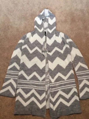 Cárdigan largo plumero capucha a rayas gris Elan chaqueta suéter con prendedor de lana grande Foto 1 de 4