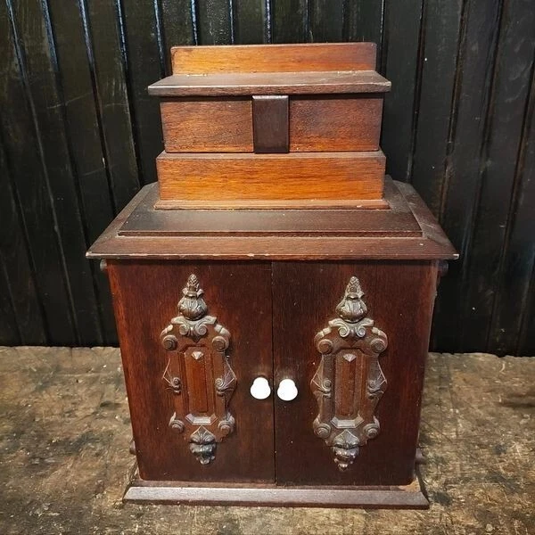 Antiguo cofre de nueces para niños Foto 1 de 4