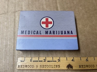 Blue Q Tin MEDICAL MARIJUANA bolsillo lata alijo cannabis Foto 1 de 4