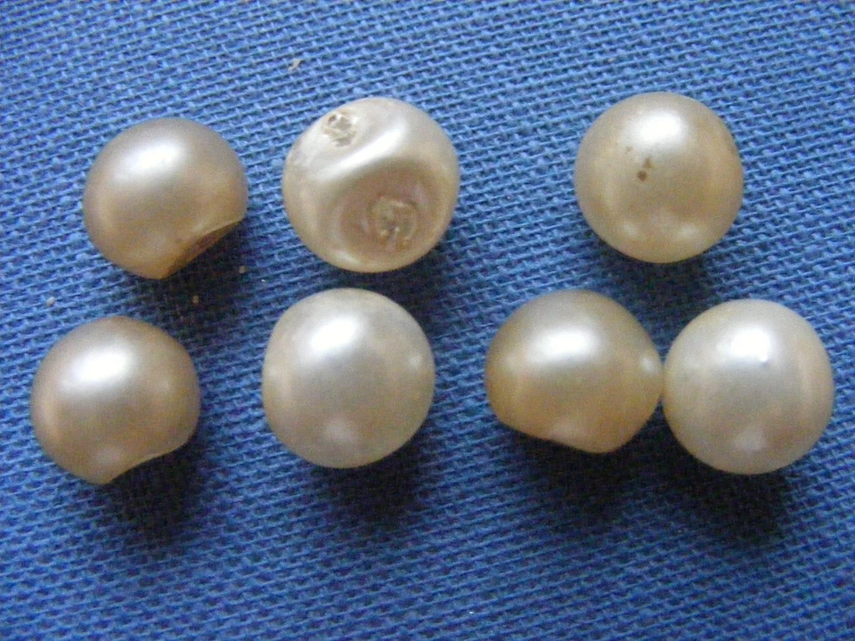 ca 1 cm Kugel Knopf Sammlung 7 Knöpfe Bluse klein Steg Puppe alt weiß Perle crem - Bild 1 von 1