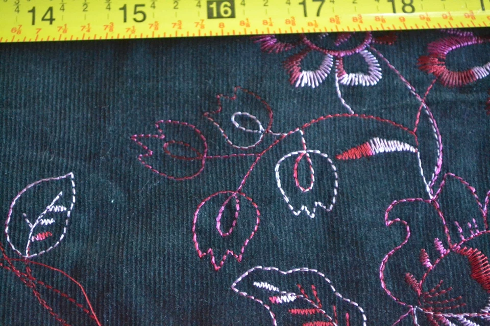 Por 1/2 yarda, 42" de ancho, bordado floral rosa en pana mini ballena negra, A462 Foto 1 de 1