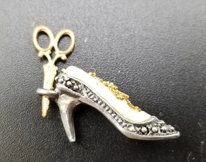 DOLLHOUSE MINIATURE ARTISAN SILVER SHOE PIN CUSHI0N WITH GOLD SCISSORS - Picture 1 of 4