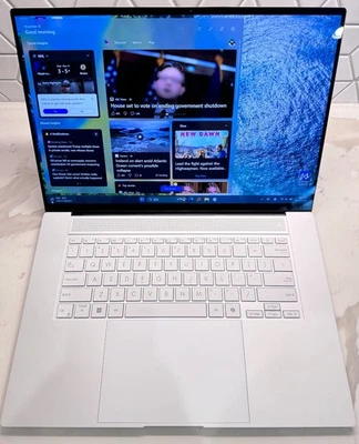 ASUS Zenbook S 16" 3K OLED AMD 锐龙 AI 9 370 32GB 2TB 固态硬盘 斯堪的纳维亚 白色 — 第 1/4 张图片