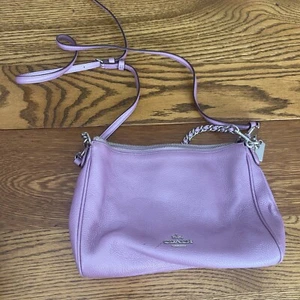 Coach Carrie 2017 cadena y correa cruzada de cuero granulado púrpura lila metálico - Imagen 1 de 9