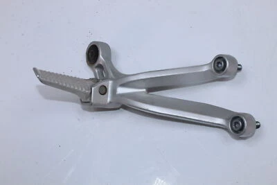 01-03 Clavija trasera derecha pasajero Suzuki GSXR600 43600-35F00 Foto 1 de 4