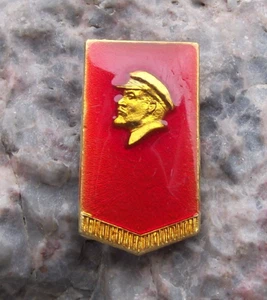 V I Lenin Sowjetunion Russland Kopf Profil auf rot drapierter russischer Flagge Pin Anstecker - Bild 1 von 3