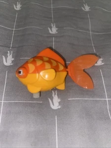 Juguete de cuerda Tomy Gold Fish vintage chanclas bolsillo mascotas 2,5" - Imagen 1 de 5