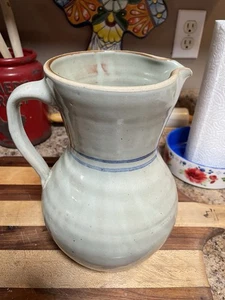 Jerry Brown signierter grau glasierter handgeworfener Steinzeugkrug Hamilton Alabama - Bild 1 von 10