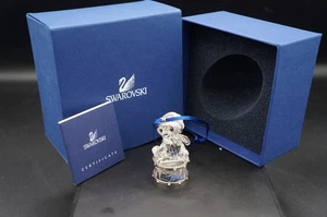 Swarovski Kristall Kris Bär sitzend auf Trommel 905208 Neuwertig in Box. 2007 mit COA - Bild 1 von 2