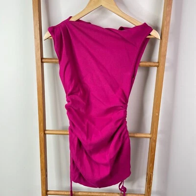 Camiseta sin mangas de zorro blanco para mujer pequeña rosa tejida lados ceñidos cuello barco sin mangas Foto 1 de 4