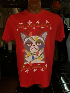 Camiseta GRUMPY Gato Enredado en Luces de Navidad Bah Humbug Roja Grande Fiestas - Imagen 1 de 5