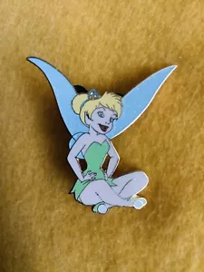 DISNEY TINKER BELL SITTING DOWN LAUGHING GLITTER WINGS / NEVERLAND 2002 PIN - Picture 1 of 10