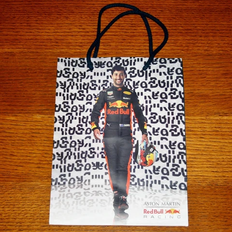 Red Bull Racing 2018 Official Team Gift Bag Aston Martin F1 Verstappen-Ricciardo Cover