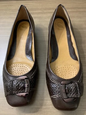 Zapatos planos de ballet marrón con hebilla grande superior y forro de cuero Nurture Lynx para mujer 8M Foto 1 de 4
