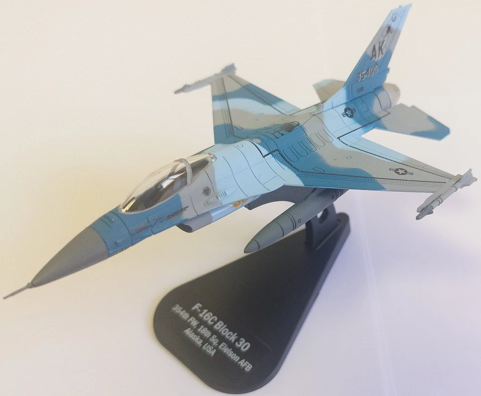 Aviones de combate F-16C Block 30 354th FW Eielson 1/100 Diecast Italeri Foto 1 de 4