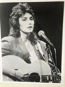 Emmylou Harris posting 8 x 10 glossy photo - Picture 1 of 1