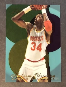 1995-96 Flair Center Spotlight Hakeem Olajuwon #4 HOF - Houston Rockets - Picture 1 of 2
