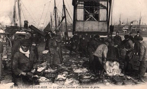 CPA 62 BOULOGNE-SUR-MER - Le Quai à l'arrivée d'un bateau - Imagen 1 de 2