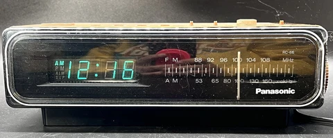Panasonic RC-66 AM/FM Electronic Digital Clock Radio Simulated Wood Vintage Cover