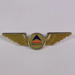 Spilla Distintivo Vintage Delta Airlines Junior Pilot Ali in Plastica Fine anni '80 Inizio anni '90 - Foto 1 di 4