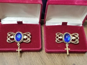 VINTAGE SET BESTEHEND AUS 2 KREUZ SOMERVILE GROSSE SAPHIR ANSTECKNADEL BROSCHE MIT KREUZ 1" X 2" - Bild 1 von 6
