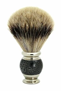 Cepillo de afeitar para hombre con punta plateada de diseño ergonómico en mango de color negro - Imagen 1 de 1