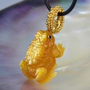 Toad Frog Pendant Carved Mother-of-Pearl & Gold Vermeil Sterling Silver 10.47g - Picture 1 of 13