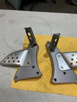 Buell XB 原始设备制造商脚钉和支架 — 第 1/3 张图片