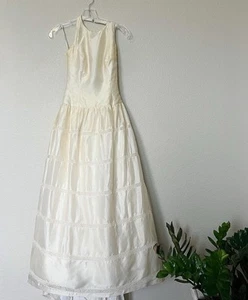 Classic Vintage 90s Wedding Dress Gown with Halter Top And Lace Detailing - Picture 1 of 5