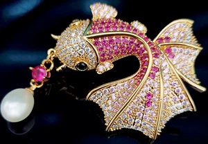 STUNNING Rare Luxury 18K Gold Plated Ruby/FW Pearl "Golden Fish" Brooch - Picture 1 of 7