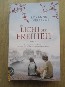 Im Licht der Freiheit von Roxanne Veletzos (2020, Taschenbuch) - Bild 1 von 2