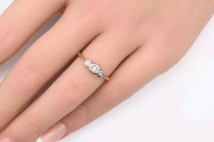 Antiker Art Deco Ring 9 kt Gold, Palladium & Diamant mit drei Steinen, Größe N Box - Bild 1 von 3