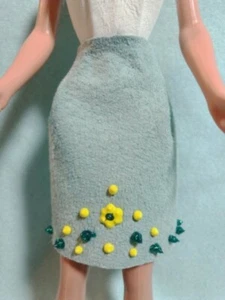 ABITI BAMBOLA BARBIE - GONNA AL GINOCCHIO ACQUA - VERA PELLE SCAMOSCIATA CON ACCENTI - Foto 1 di 3