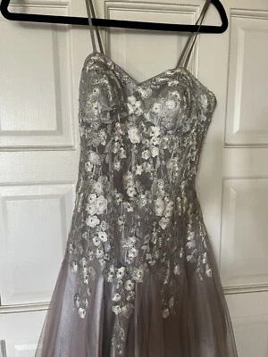 Impresionante vestido plateado BLONDIE de Stacy Sklar.  ¡A Knock Out!! Foto 1 de 3