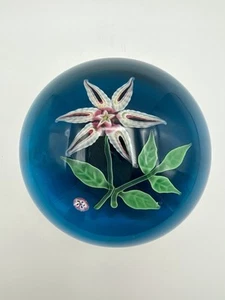 Vintage BACCARAT weiß & rosa Blume blauer Sockel Lampwork Briefbeschwerer signiert 1971 - Bild 1 von 11