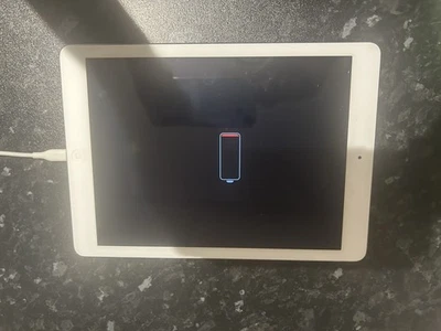 Apple iPad Air 1st Gen 32GB Wi-Fi 9.7in Tablet White/Silver Bundle - Image 1 of 4