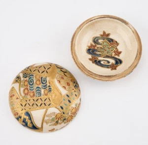 A JAPANESE IMPERIAL SATSUMA BOX AND COVER, KOGO . Signed. Meiji period - Picture 1 of 13