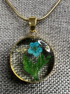 Mint & Lilly gepresste Geburt Blume März Vergissmeinnicht Halskette 18k GP - Bild 1 von 4